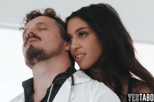 Gorgeous brunette MILF seduces doctor to get pregnant