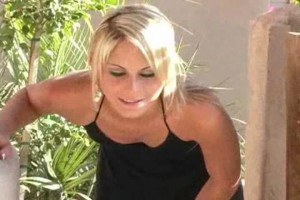 Outdoor pussy lips stretching Courtney