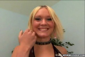 Pretty blonde in threesome creampie