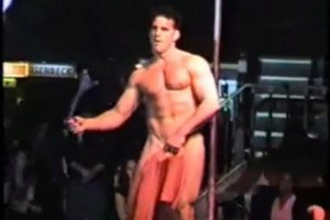 Hunk guy give a stripping show