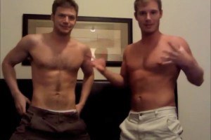 Young muscled dude loves sucking ones cock