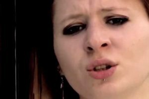 Tempting amateur using her toy in the jacuzzi