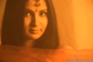 Erotic Moves From Pretty Indian MILF