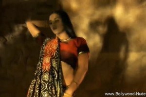 Stunning Indian MILF exposes her boobs while dancing