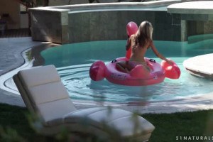 Gina Gerson bounces on boyfriend's schlong outdoors 