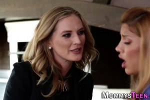 Piper Perri and Mercedes Carrera lesbian threeway with the new stepmom