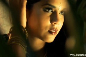 Alluring Indian babe teases with her perfect body