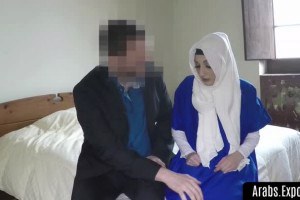 Hijab wearing muslim deepthroats pecker 