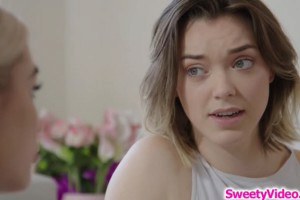 Brunette lesbian Delilah Day makes roommate Anny Aurora squirt