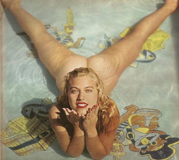 Vintage blonde shows her round ass in the pool
