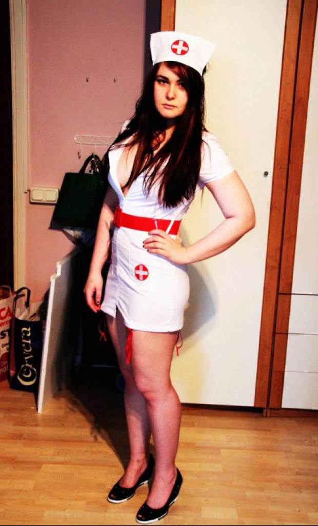 Amateur nurse looks so hot in uniform