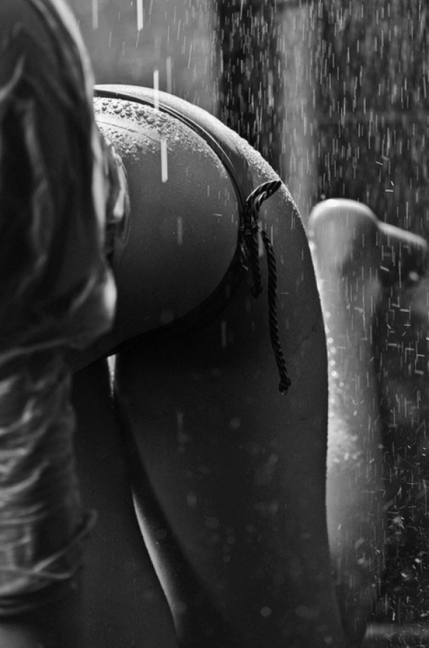 Heavenly babe teases with her ass in the rain
