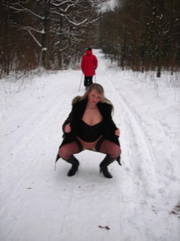 Russian amateur flashes her pussy in the snow