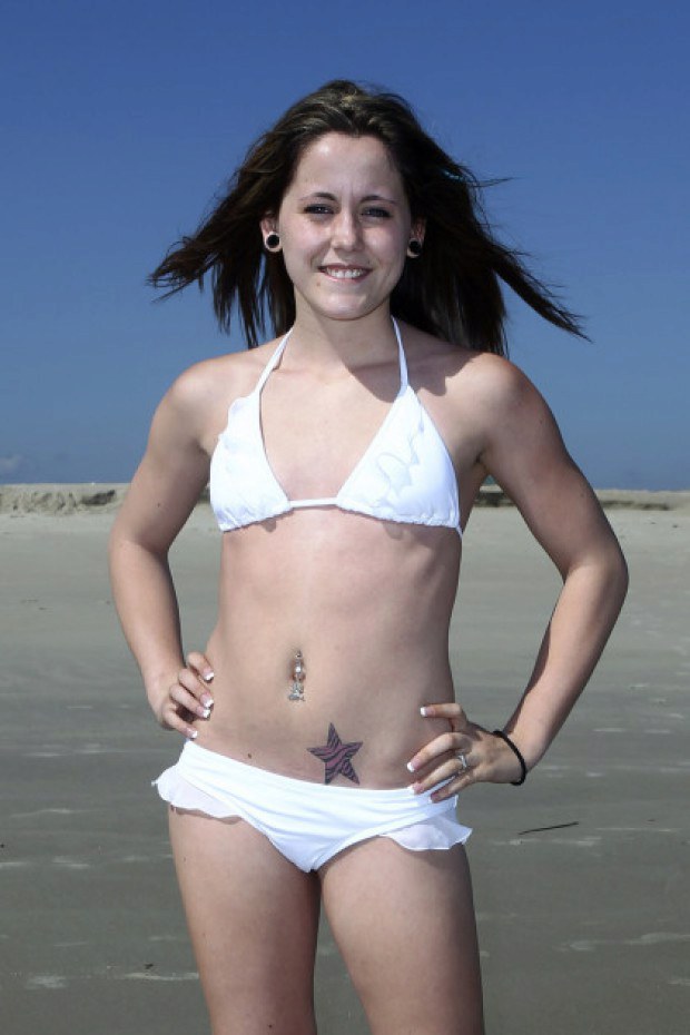 Celebrity Jenelle Evans shows her curves at the beach