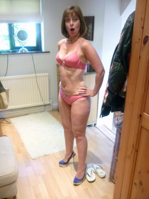 Hot UK wife amateur is ready to get naked pic