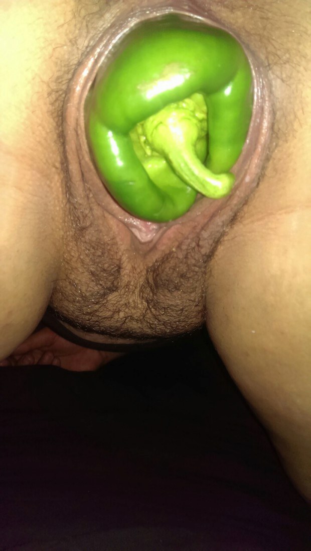 Wife stuffs a bell pepper into her cunt