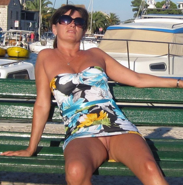 Mature wife catches some sun and reveals her cunt