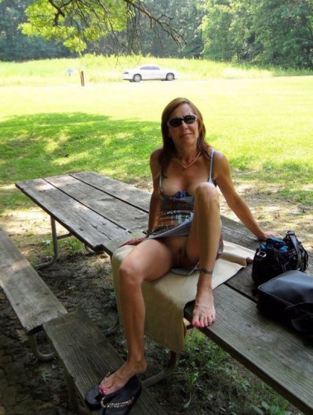Amateur wife rubs her snatch during picnic 