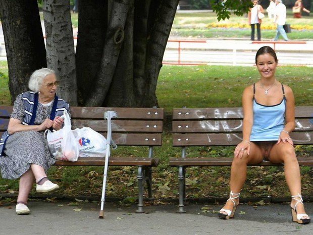 Amateur reveals her pussy on the park bench