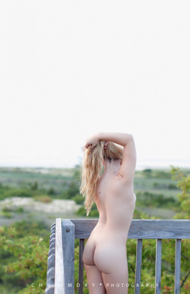 Blonde hottie shows her lovely ass outdoors