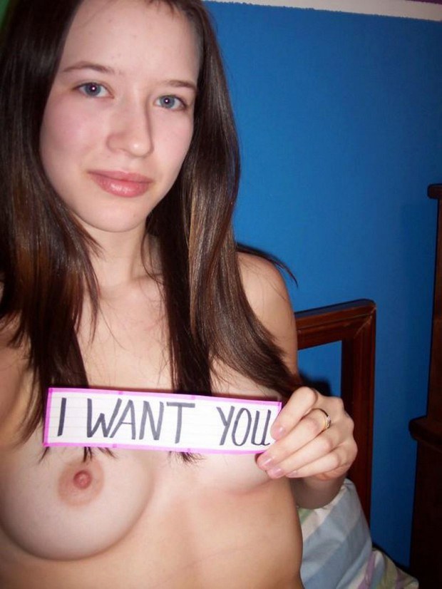 Teen hottie shows her tits and craves for dick