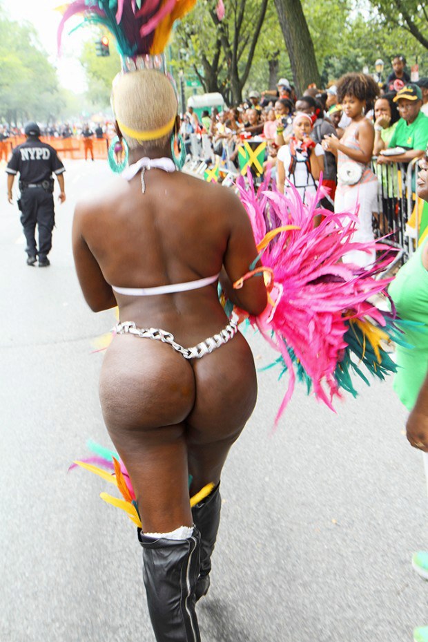Big Booty Curvy Women - Carnival huge naked ass. 