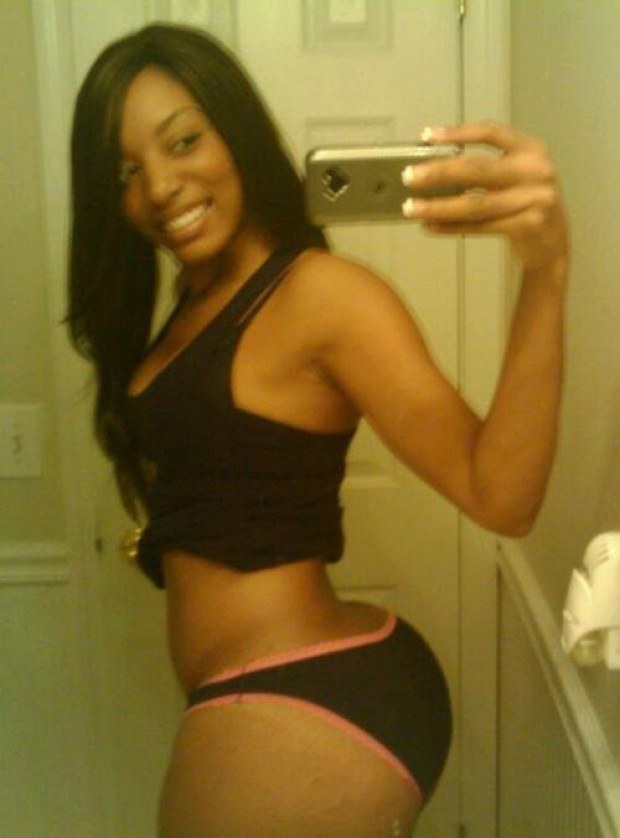Ebony amateur takes a selfie of her round butt